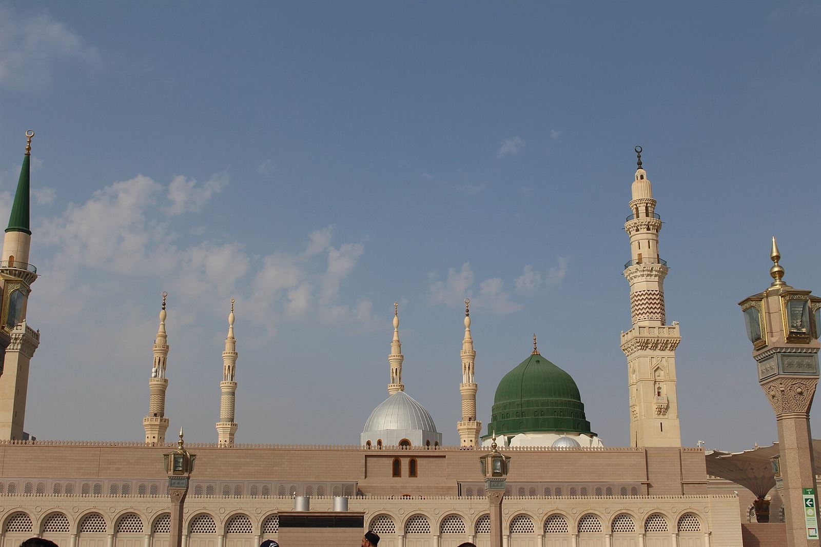 القبة الخضراء ومآذن المسجد النبوي الشريف في المدينة المنورة